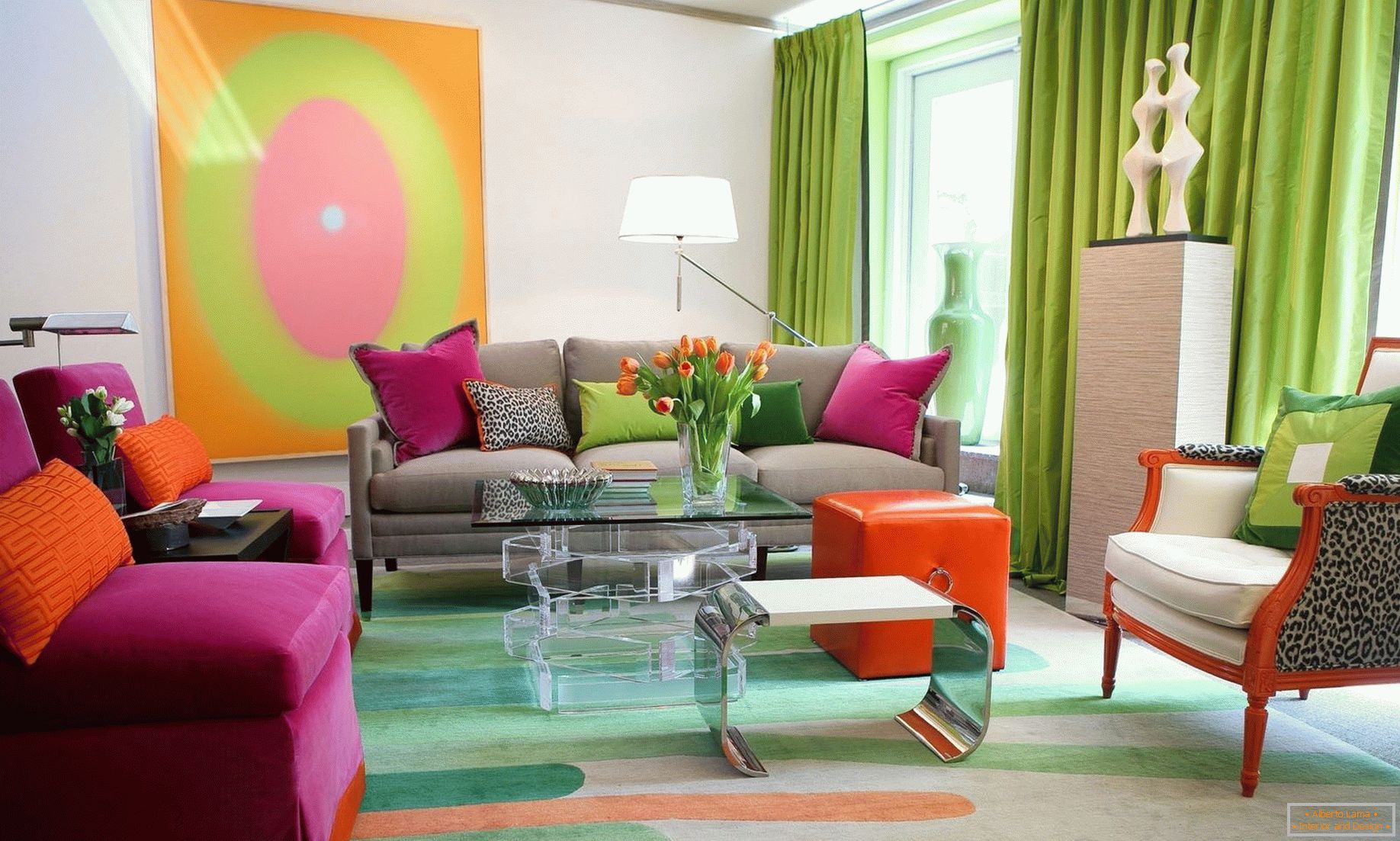 Colores brillantes en la decoración de la sala de estar