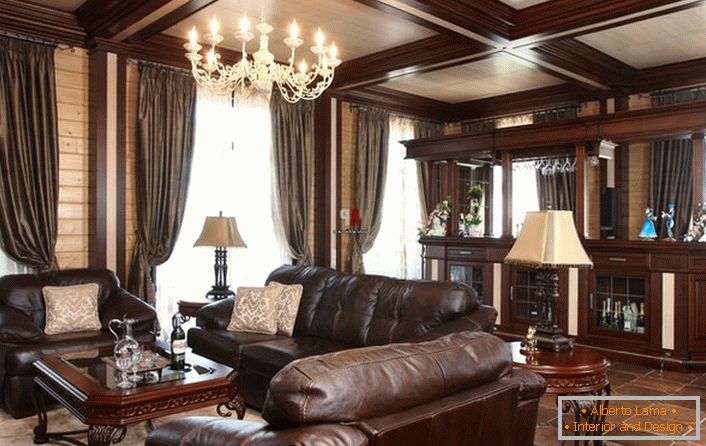 Una habitación elegante con barra de bar. La atención atrae a un mueble tapizado masivo, despellejado. 