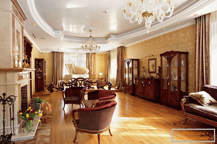 Ejemplo de muebles seleccionados correctamente para la sala de estar en el estilo inglés. Líneas suaves, tapicería brillante y contrastante, patas de madera tallada: características de un noble estilo inglés.