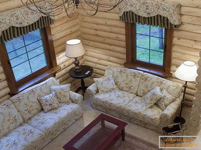 Sala de estar refinada en estilo inglés para un pequeño pabellón de caza. Un lugar acogedor para noches cálidas y románticas.