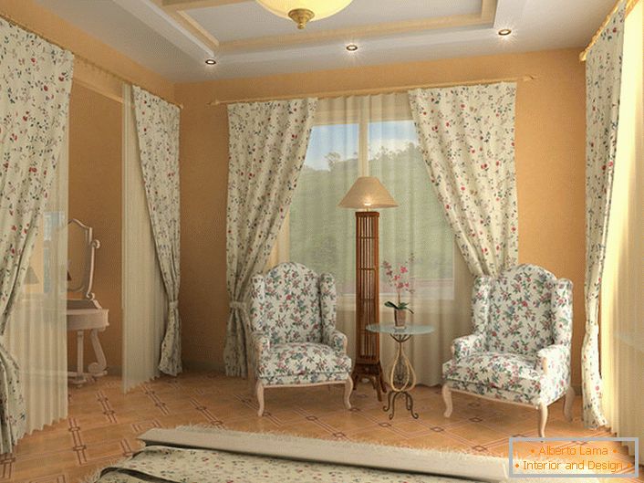 Dormitorio en estilo inglés con un toque inusual. Para la tapicería de muebles, cortinas y colchas, se eligió una tela con un estampado floral sin pretensiones.