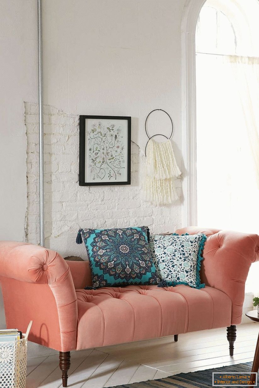 Hermoso sofá Antoinette Fainting Sofa de Urban Outfitters