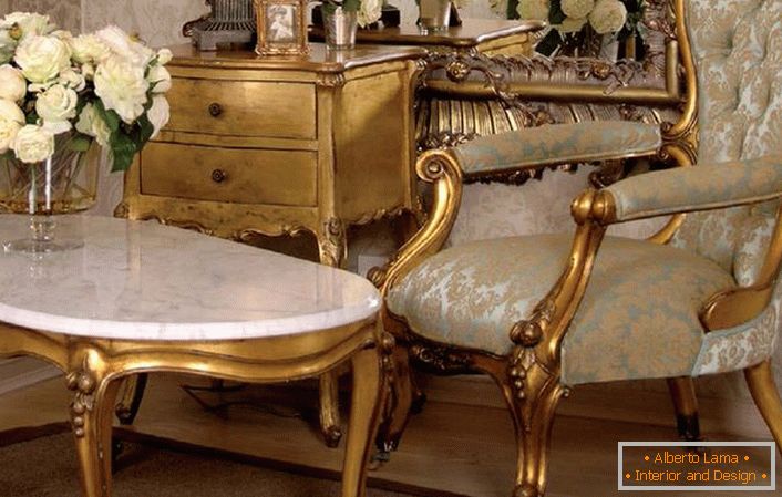 Muebles de madera con dorado oscuro en el estilo barroco. Una excelente solución para la sala de estar en la casa de una joven.