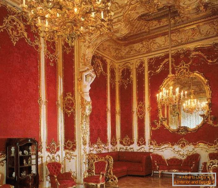 La sala de estar de la casa está decorada con muebles rojos. El rojo noble se combina perfectamente con elementos dorados.