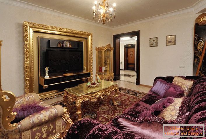 La habitación de invitados en el estilo barroco con muebles seleccionados adecuadamente.