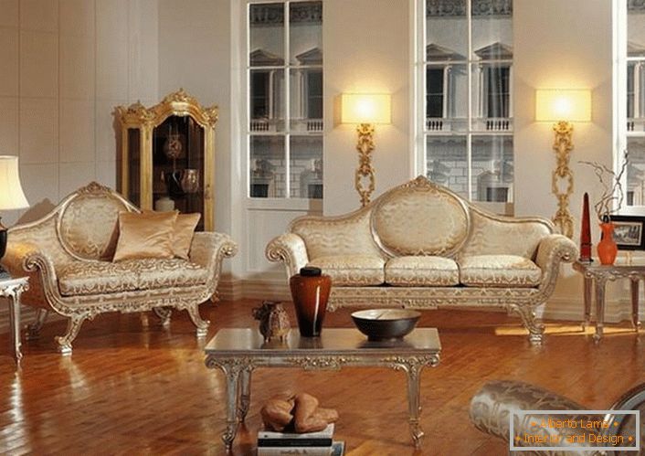 Una sala de estar barroca en un apartamento típico de la ciudad.
