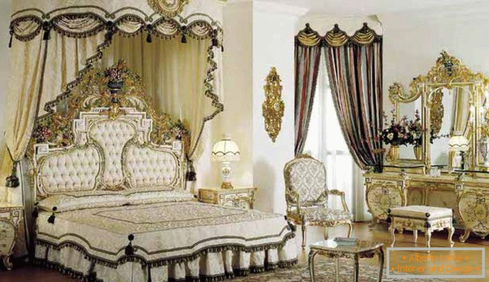 En el centro de la composición hay una cama con dosel. De acuerdo con el estilo del barroco en la sala es un tocador enorme con acabado dorado.