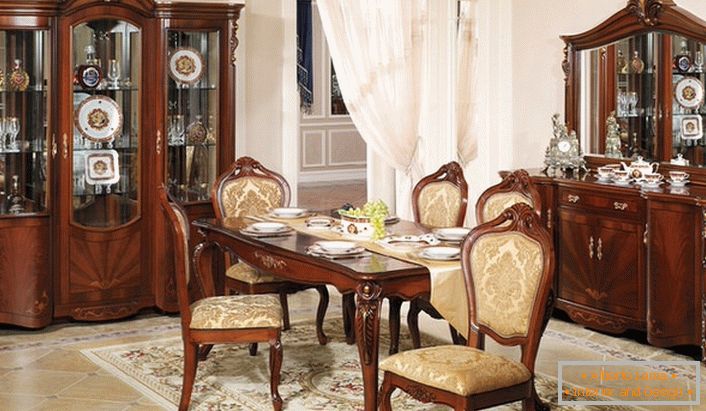 Muebles clásicos para una habitación de invitados barroca. Interesante es la combinación de madera oscura y acabado beige claro.
