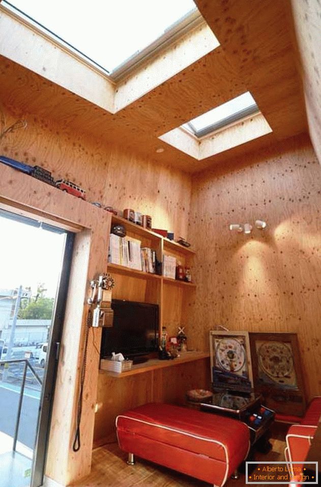 Interior de una casa en forma de trapezoide