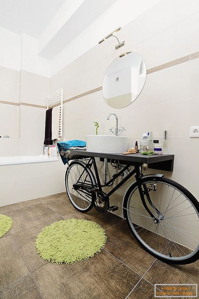 Un inusual lavabo en la bicicleta en el baño