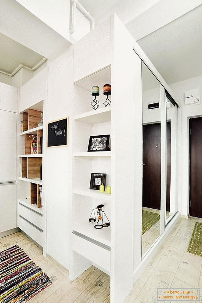 Un estante con accesorios y un armario con espejos en el pasillo