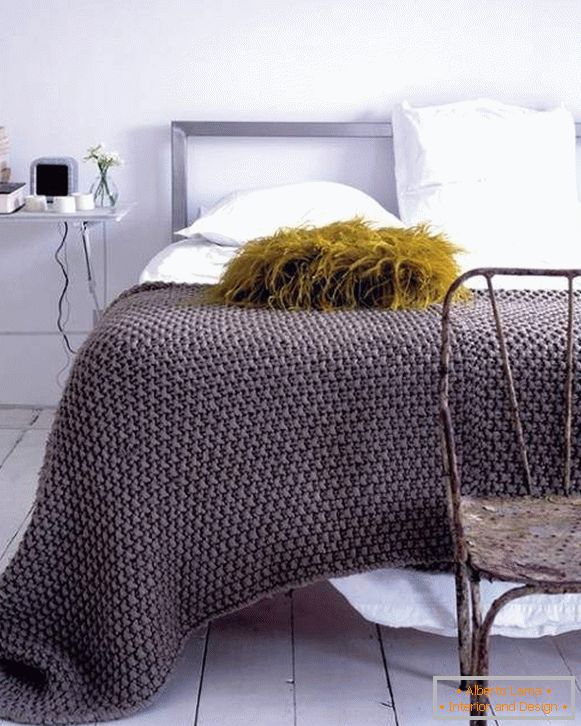 Tela escocesa hecha punto en la cama con sus propias manos en color de moda