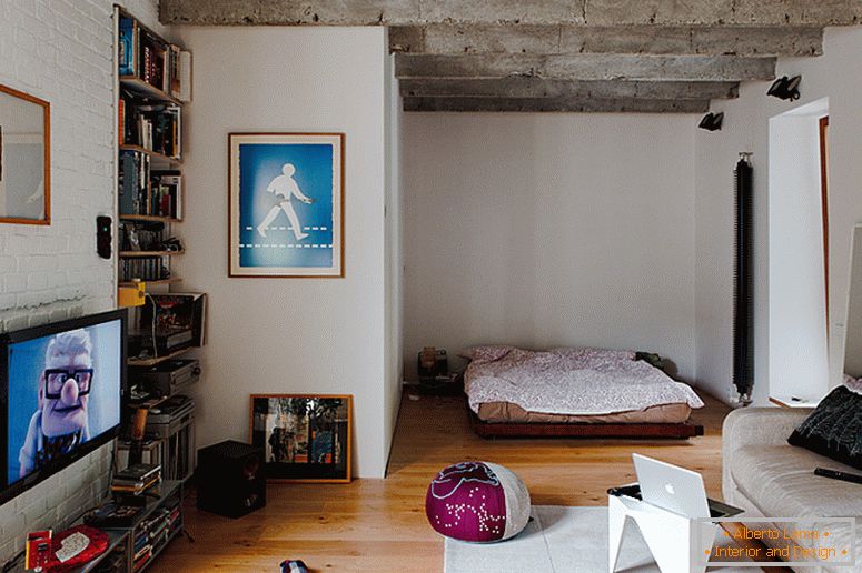 Interior de una habitación de un pequeño apartamento en Eslovaquia