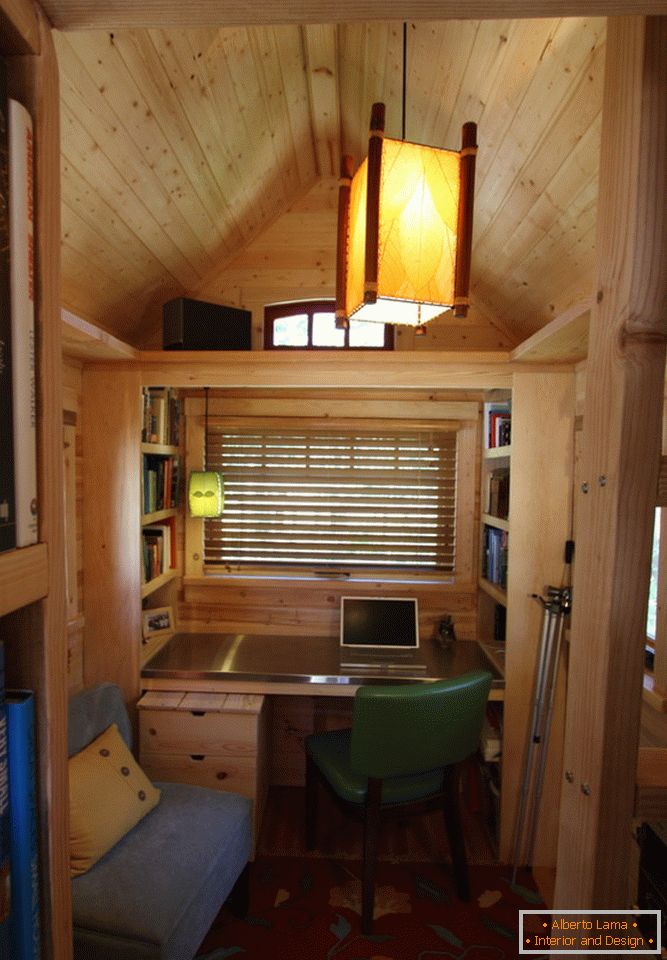 Interior de una pequeña casa de madera