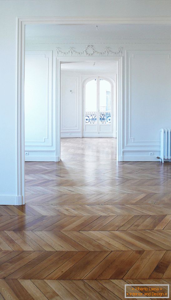 Suelo de parquet en un apartamento vacío