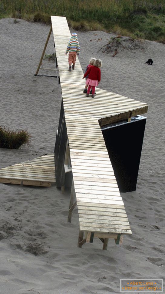 Una casa maravillosa con un techo en forma de puente