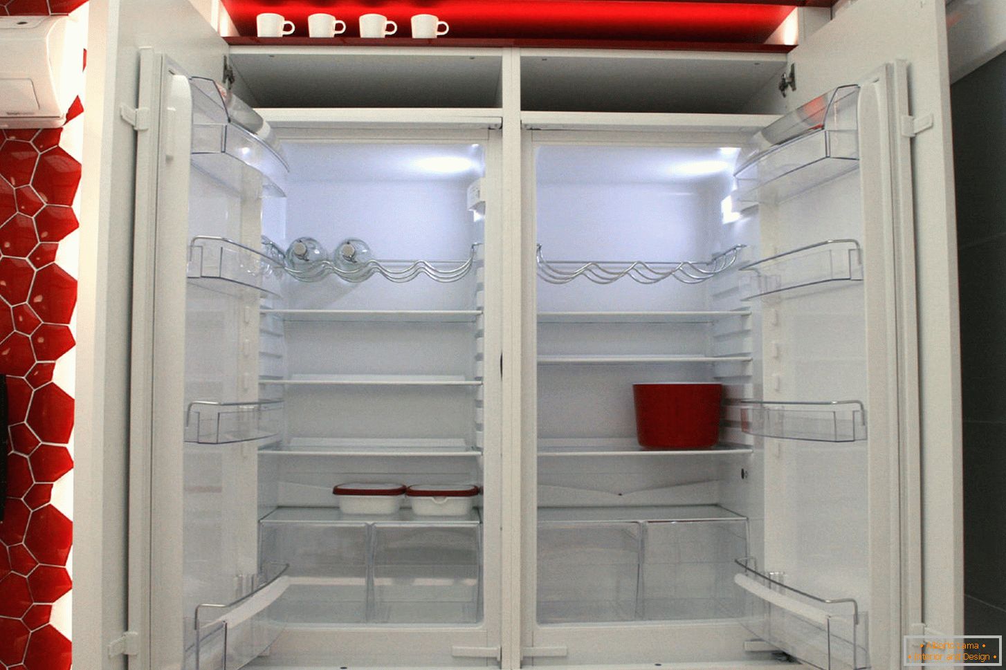 Refrigerador moderno en el interior de la cocina