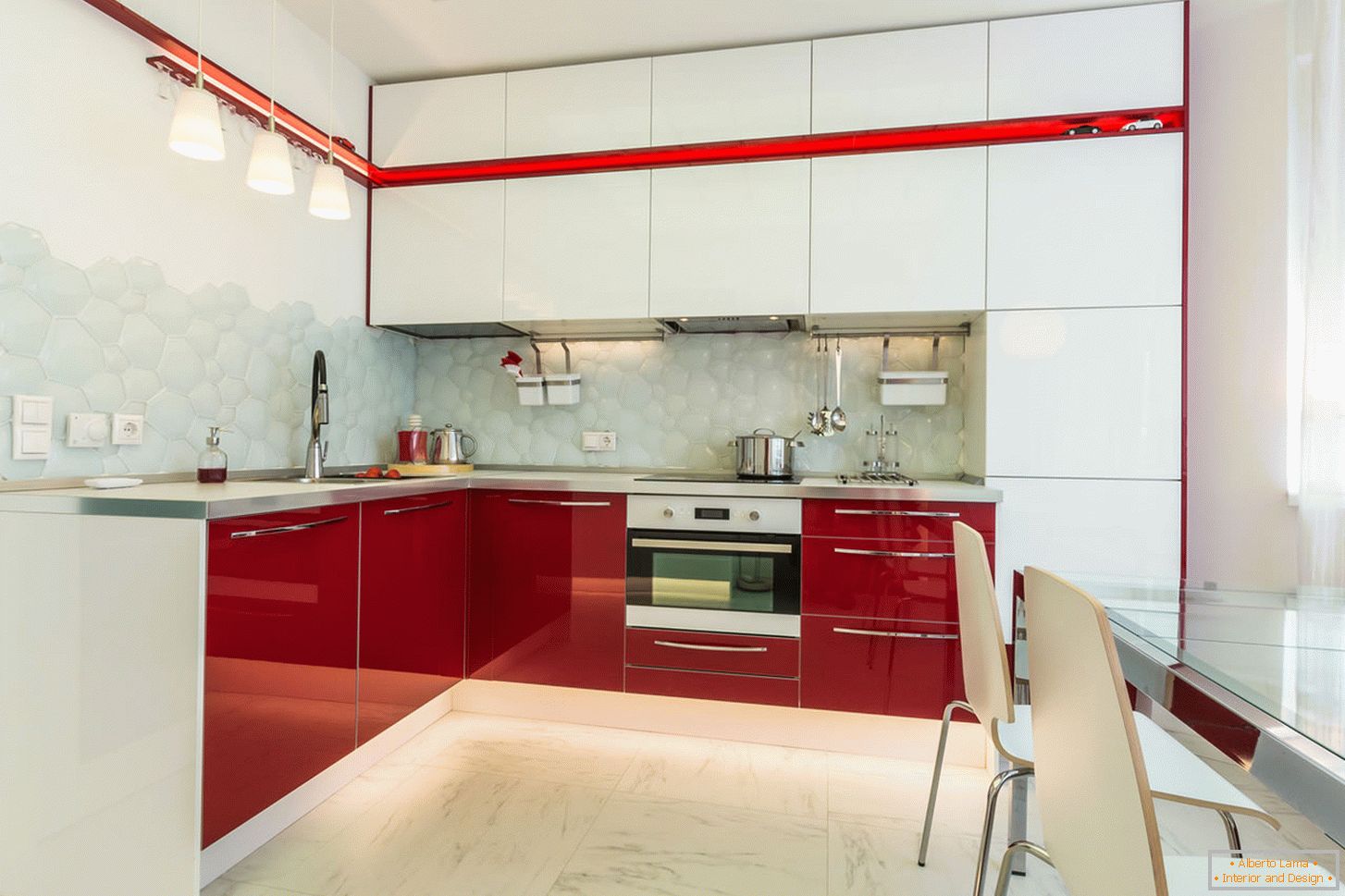 Cocina interior elegante en colores blanco y rojo