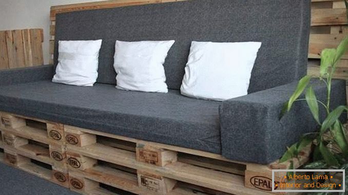 Un sofá simple hecho de paletas de madera