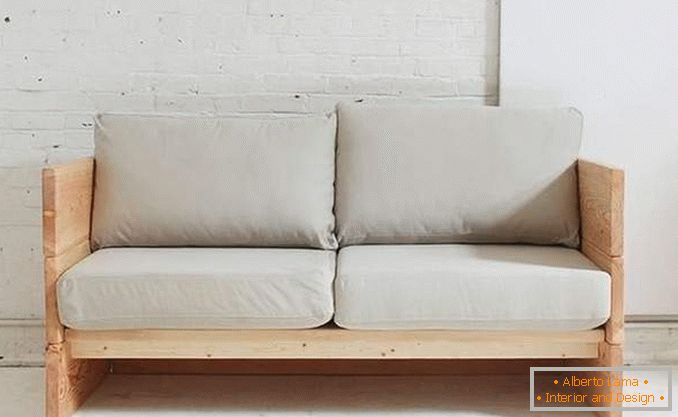 Pequeño sofá de madera con sus manos en casa