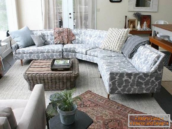 Sofá compacto de esquina en el diseño de la sala de estar
