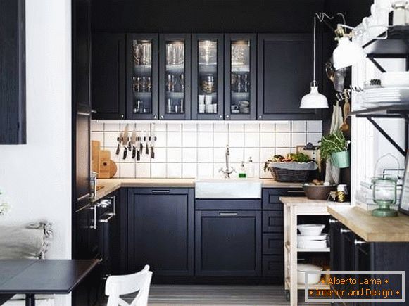 Elegantes pequeñas cocinas de esquina en color negro