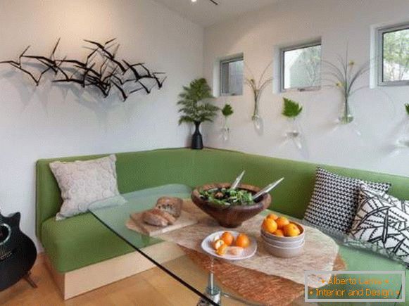 cómodo sofá de esquina verde en la cocina