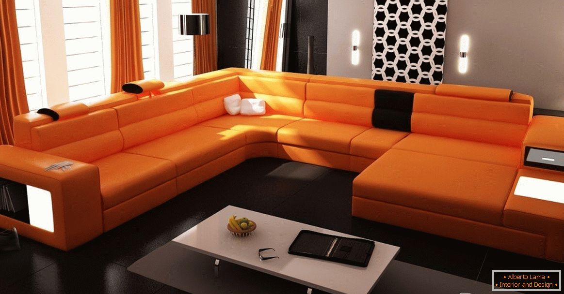 Sofá naranja en una sala de estar estricta
