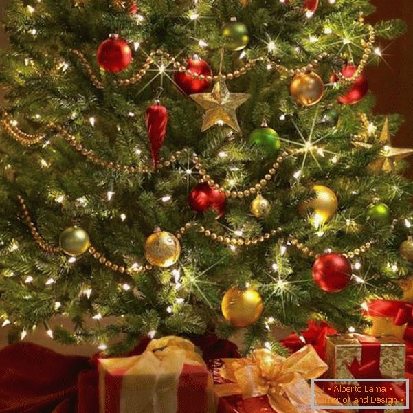 Bolas rojas y doradas en un árbol de Navidad verde