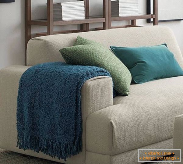 Decoración del sofá con almohadas brillantes