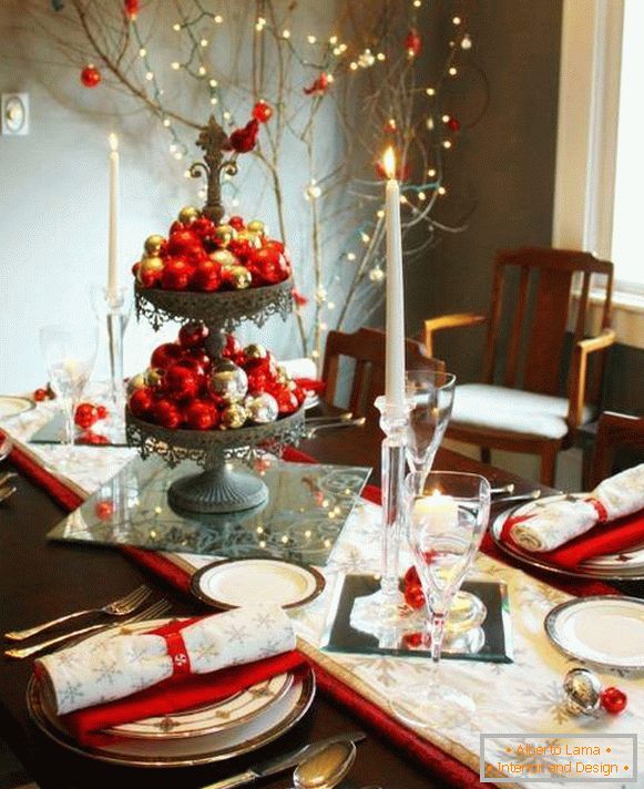 Interesante decoración de la mesa de Año Nuevo con bolas navideñas