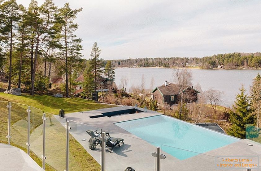 Vista desde la ventana de una villa de lujo en Suecia