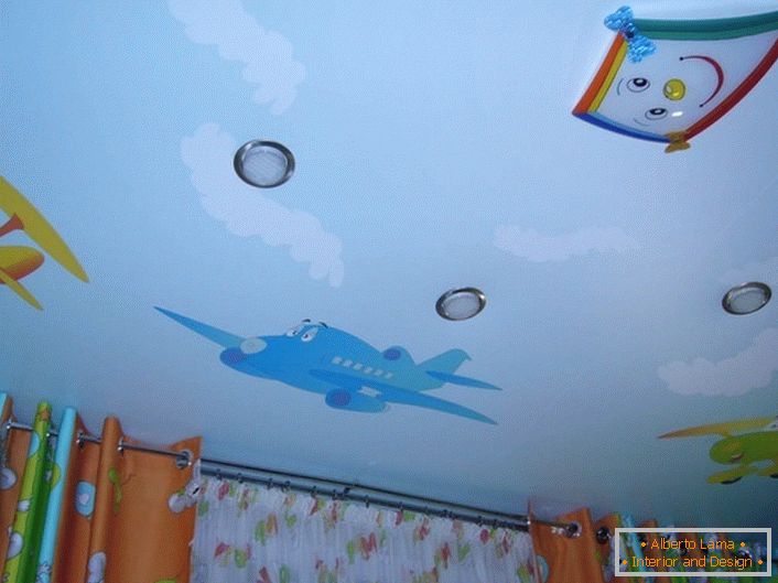 Divertidos techos tensados ​​sobre aviones de dibujos animados. A los niños les gustará.
