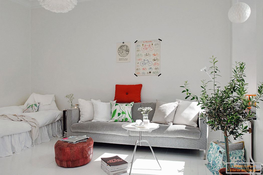 Interior de un pequeño departamento en color blanco
