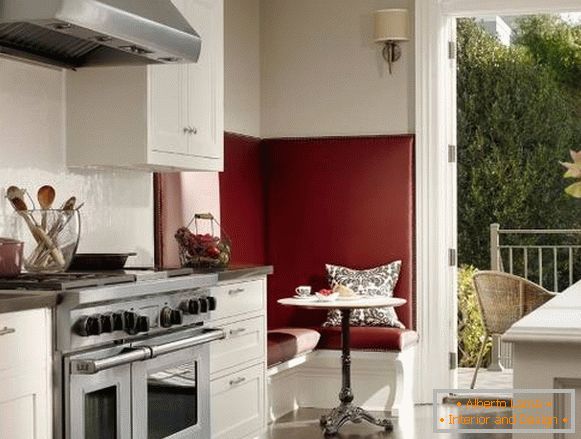 Área de comedor en la cocina - diseño en tonos rojos y blancos