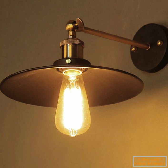 La lámpara poco atractiva se convertirá en un detalle brillante de la habitación en estilo rústico. Nada superfluo