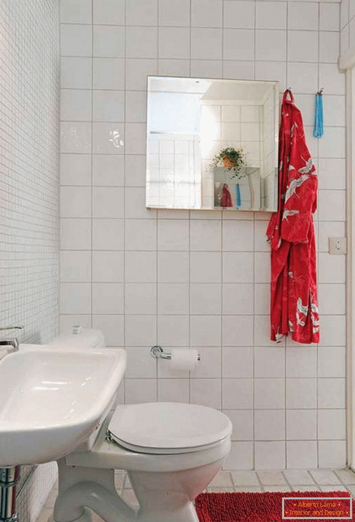 interesting-diseño de baño pequeño-with-toilet-and-washing-stand-plus-red-bath-mat-on-white-tiles-flooring-as-well-as-mirrored-recessed-medicine-cabinets-744x1095