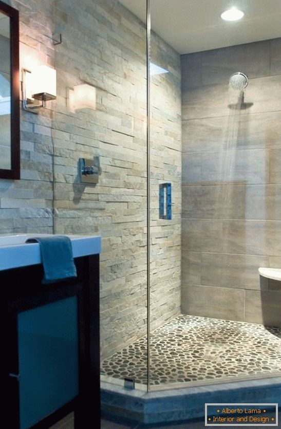Paredes con una cabina de ducha hecha de piedra artificial