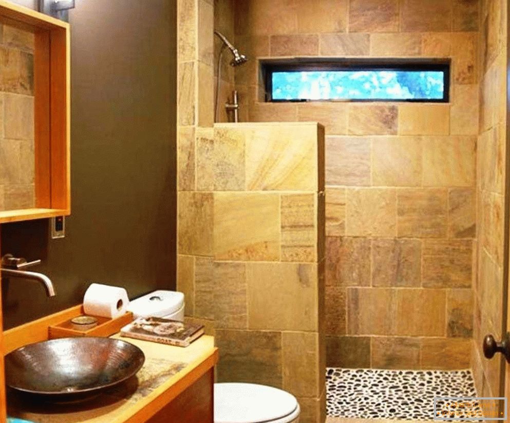 Cabina de ducha hecha de piedra artificial