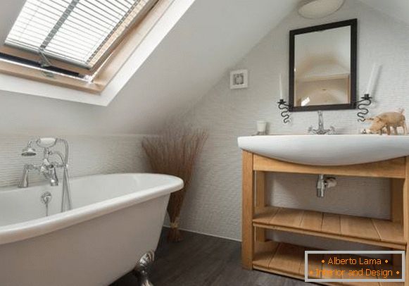 Hermoso baño pequeño en estilo loft