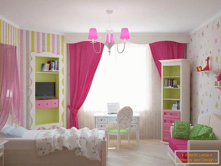 La habitación de la joven princesa está decorada en colores clásicos de niña. Los acentos de color rosa brillante hacen que el interior sea brillante y colorido. 