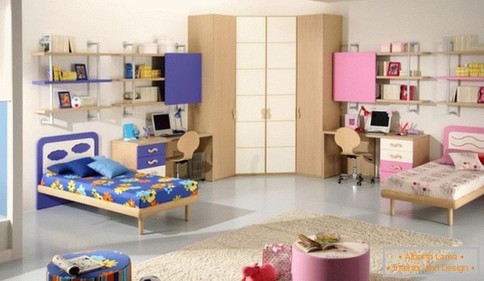 La habitación de los niños está decorada en colores azul y rosa. Diseño de habitación ideal para una niña y un niño.