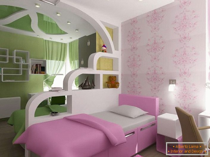 La habitación de los niños para el hermano y la hermana se divide en dos zonas con una pared decorativa hecha de cartón yeso. 