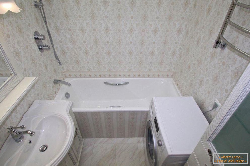 Cuarto de baño en un apartamento de dos habitaciones