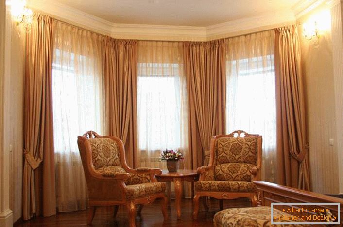 Diseñe cortinas para una amplia sala de estar con una ventana salediza en un estilo clásico.