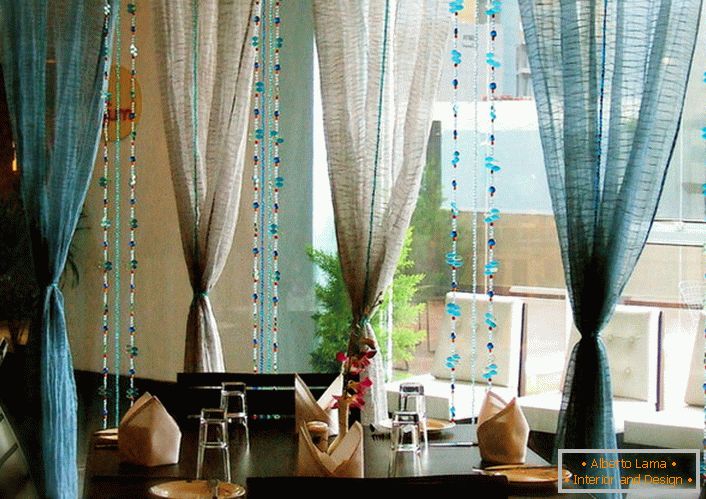 Romántico y no aburrido: cortinas de hilo con lurex, abalorios, pedrería y su rica imaginación.