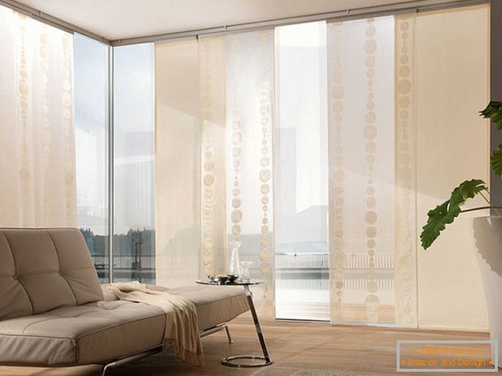 Las cortinas japonesas, así como la forma de vida de los samurais, presuponen una simplicidad verificada, minimalismo y laconismo en el interior de la sala de estar.
