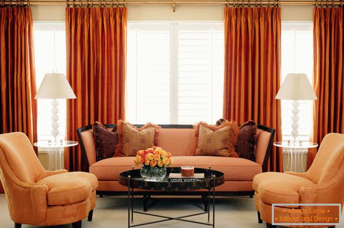 Un ejemplo de una combinación ideal de cortinas romanas traslúcidas y cortinas de tapicería pesadas bajo el color del interior de la sala de estar y el mobiliario.
