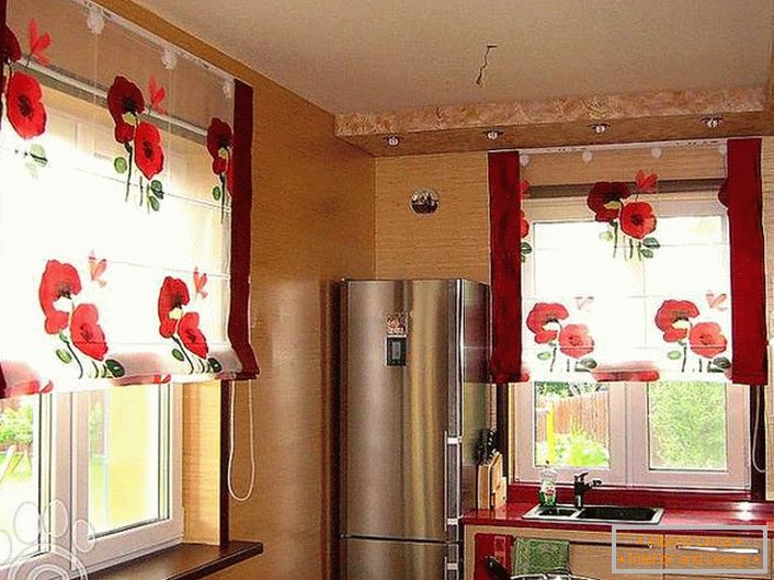Una cocina alegre con cortinas translúcidas con flores de color rojo brillante.