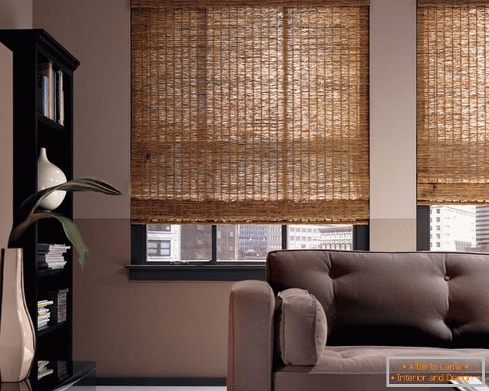 Cortinas de elevación de bambú: una versión no estándar del diseño interior de una moderna sala de estar u oficina.